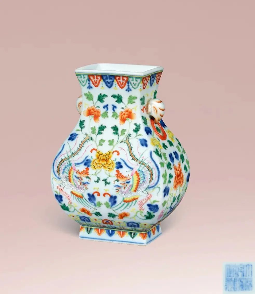 清乾隆 青花加彩「凤穿牡丹」象耳方壶