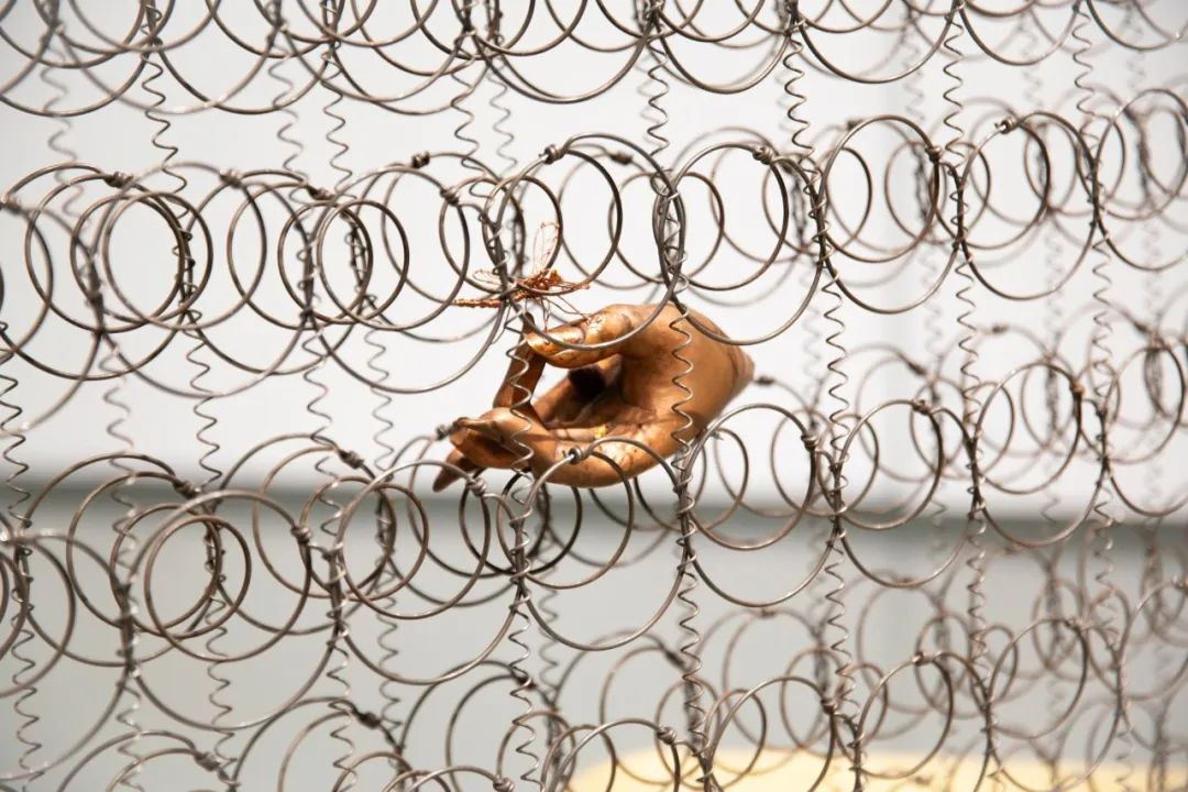 ▲沈远《Gazelles》 蜡、铁丝、铁条、铜丝、铜,铁床垫,196 x 75 x 14 cm,蜡枕,97 x 74 x 20 cm