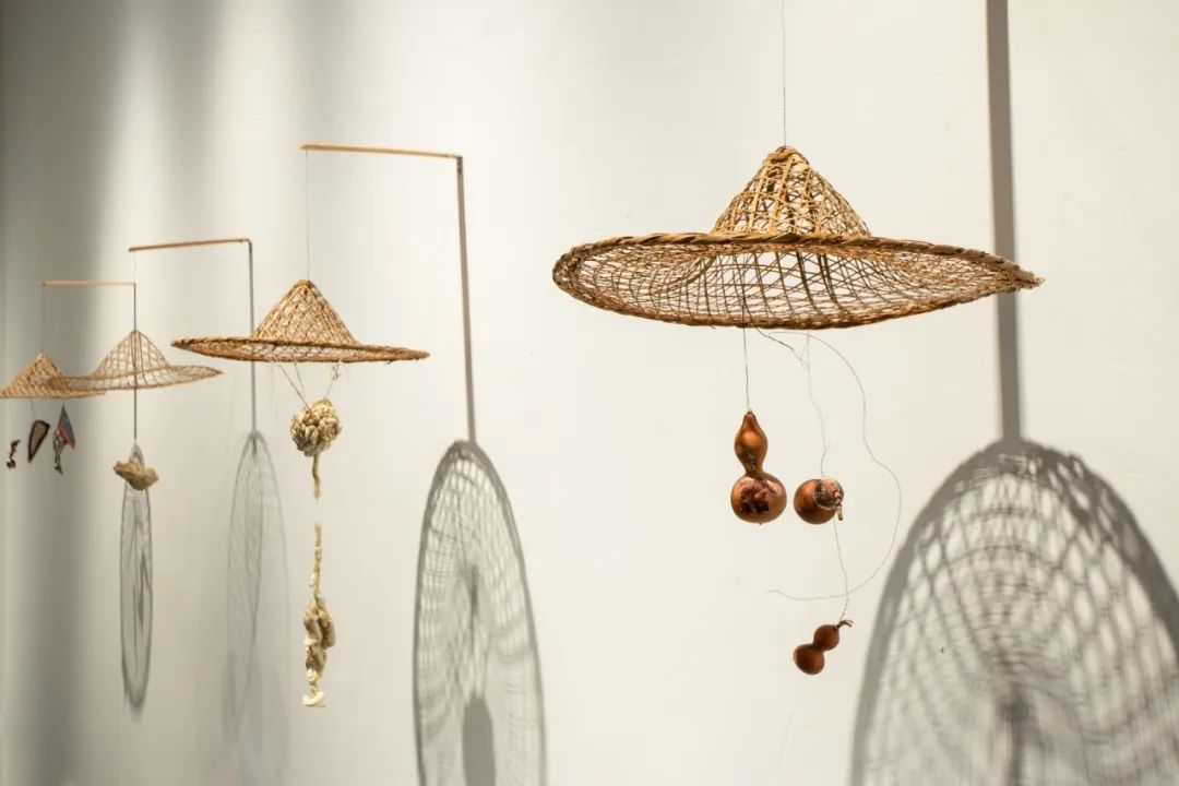 ▲沈远《帽影》 多种材料,尺寸可变,2015