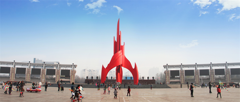 《大道至简》 胥建国&nbsp; 锻铜&nbsp; 高10米&nbsp; 2017年&nbsp; 潍坊市