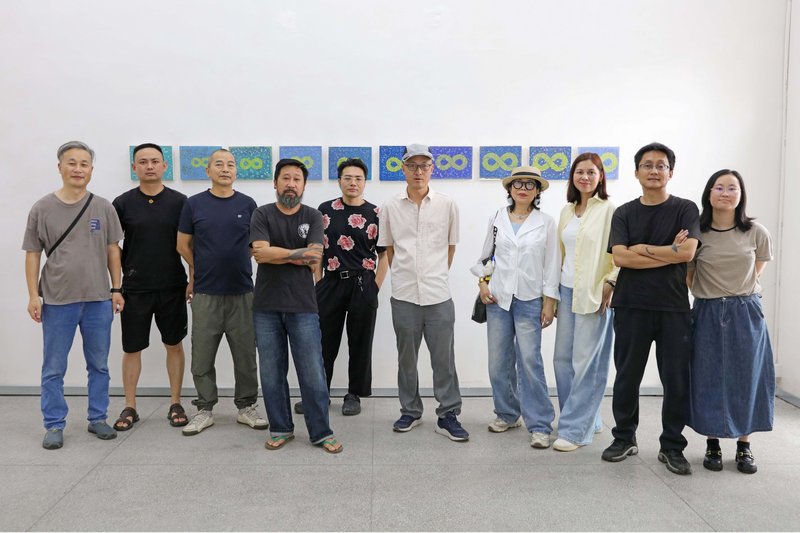 黄文亚在展场和部分嘉宾合影 黄文亚 摄影