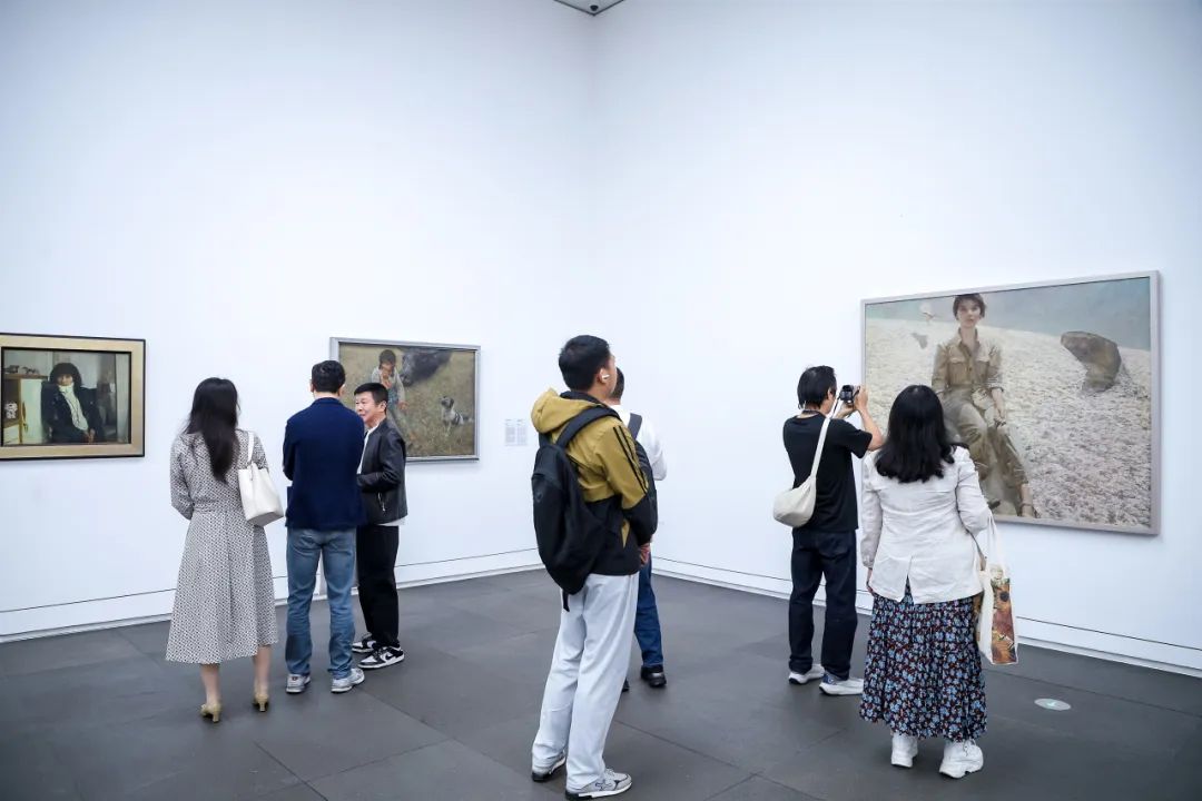 “现在就唱歌：何多苓艺术展”现场 艺术家和应空间当代艺术中心惠允