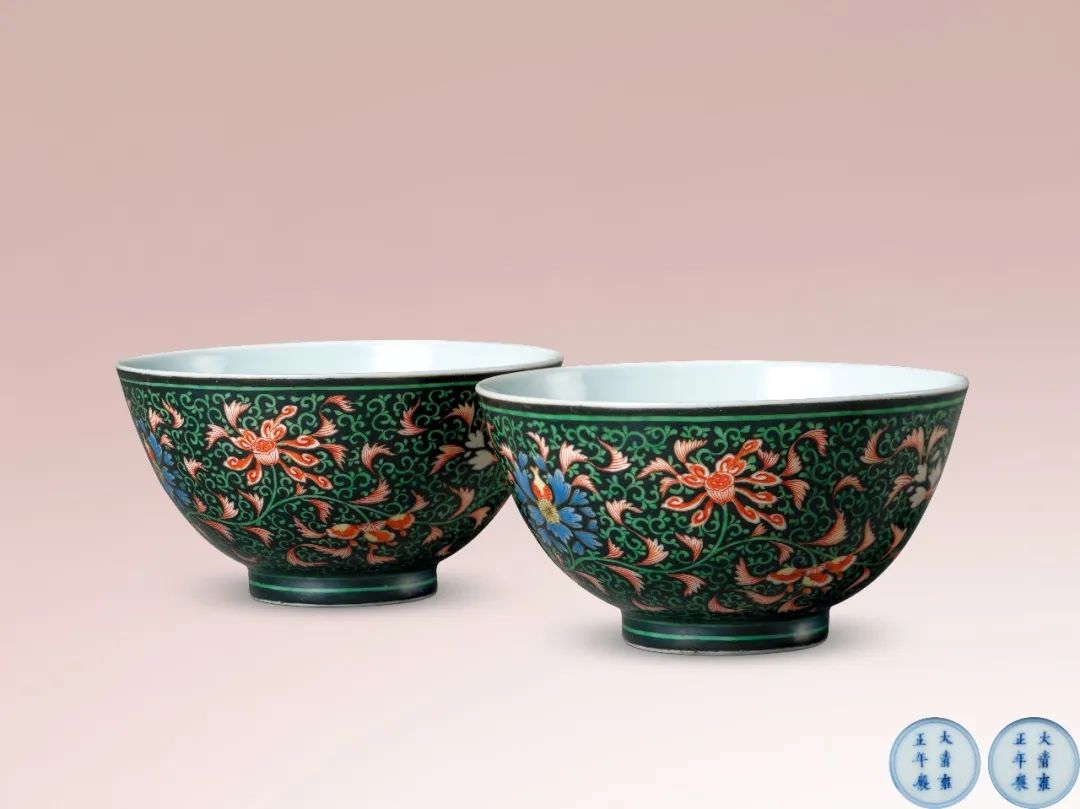 清雍正&ensp; 墨地粉彩花卉纹茶圆一对