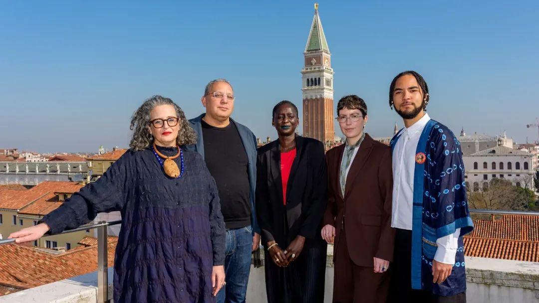 由左至右分别为：拉沙·萨尔蒂、悉达多·米特、玛丽·海伦·佩雷拉、加布·贝克赫斯特·费霍、罗里·查帕伊 摄影：Andrea Avezzu 图片来源于威尼斯双年展