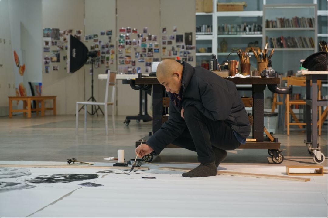 方力钧在创作中