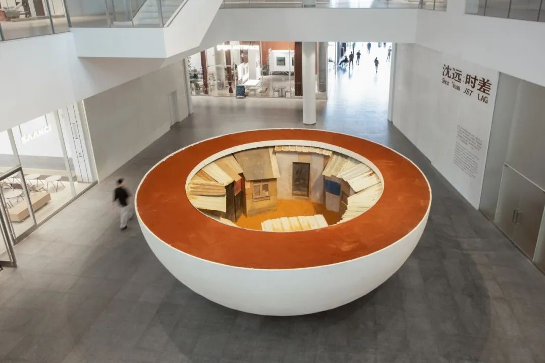 ▲沈远《飞碗》 木、土、镀锡铁皮、铁架,800 x 800 x 270 cm,2002