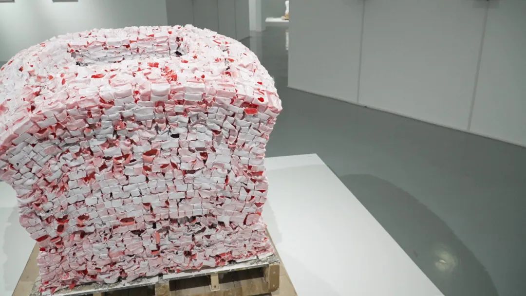 &ldquo;大浪淘金&mdash;&mdash;方力钧艺术展&rdquo;现场 苏州金鸡湖美术馆