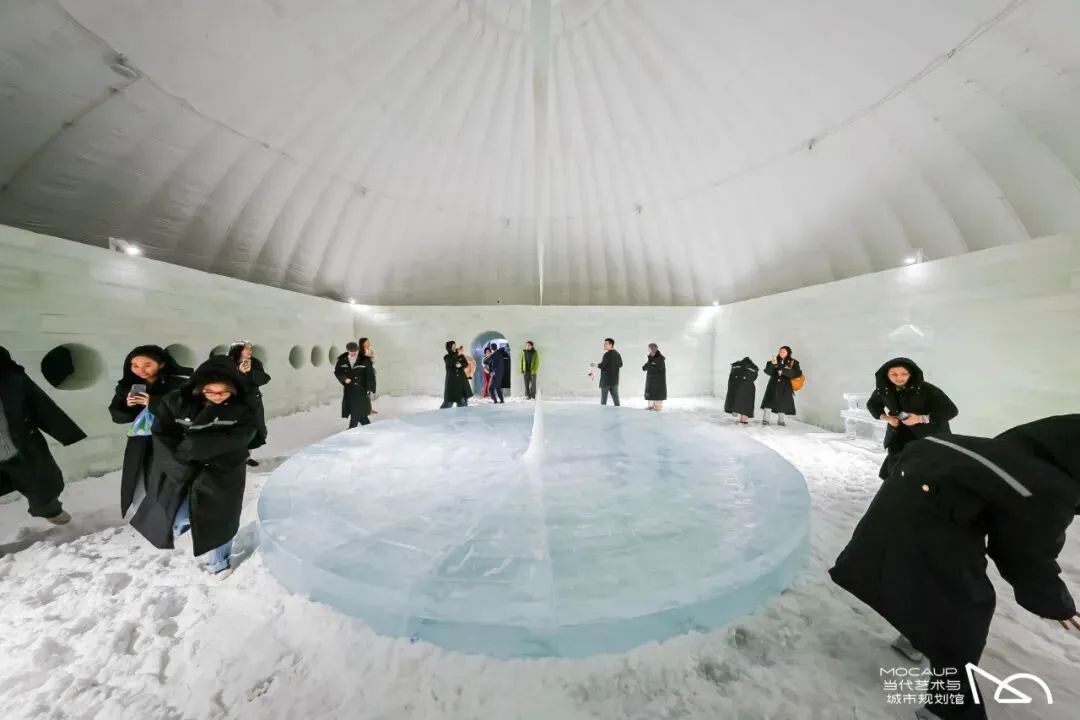 正于深圳市当代艺术与城市规划馆举办的《沈少民个展:零下20度》展览现场