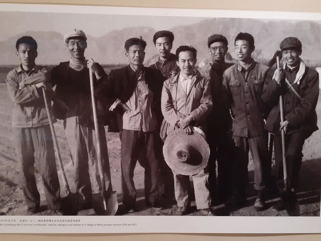 1970-1972吴冠中（左三）与同事和学生在河北李村