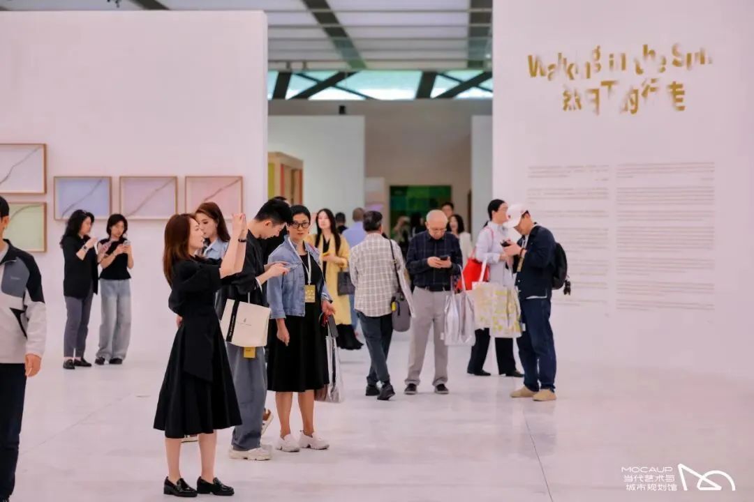 正于深圳市当代艺术与城市规划馆举办的“烈日下的行走——艾敬艺术展2026”展览现场