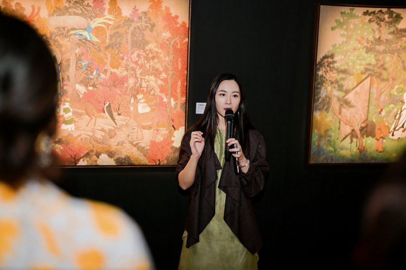 展览艺术家 王怡新 进行现场导览