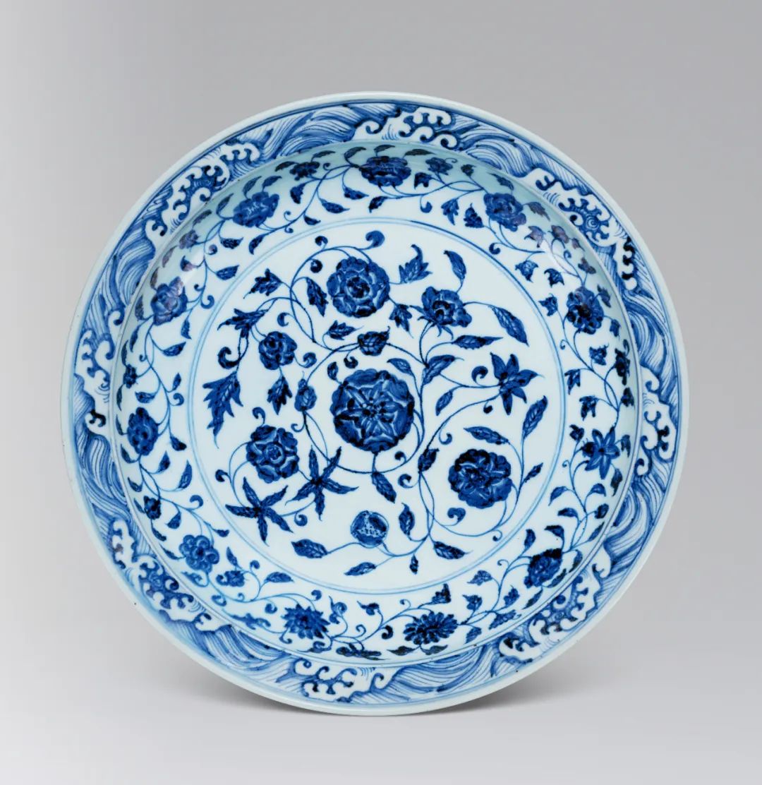 明永乐 青花缠枝花卉海水纹折沿大盘