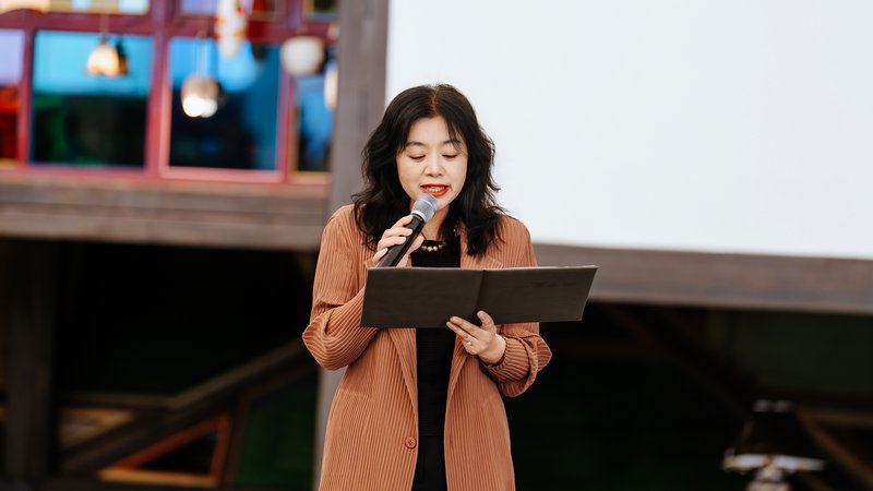 新绎控股集团董事长李晓菲女士现场致辞