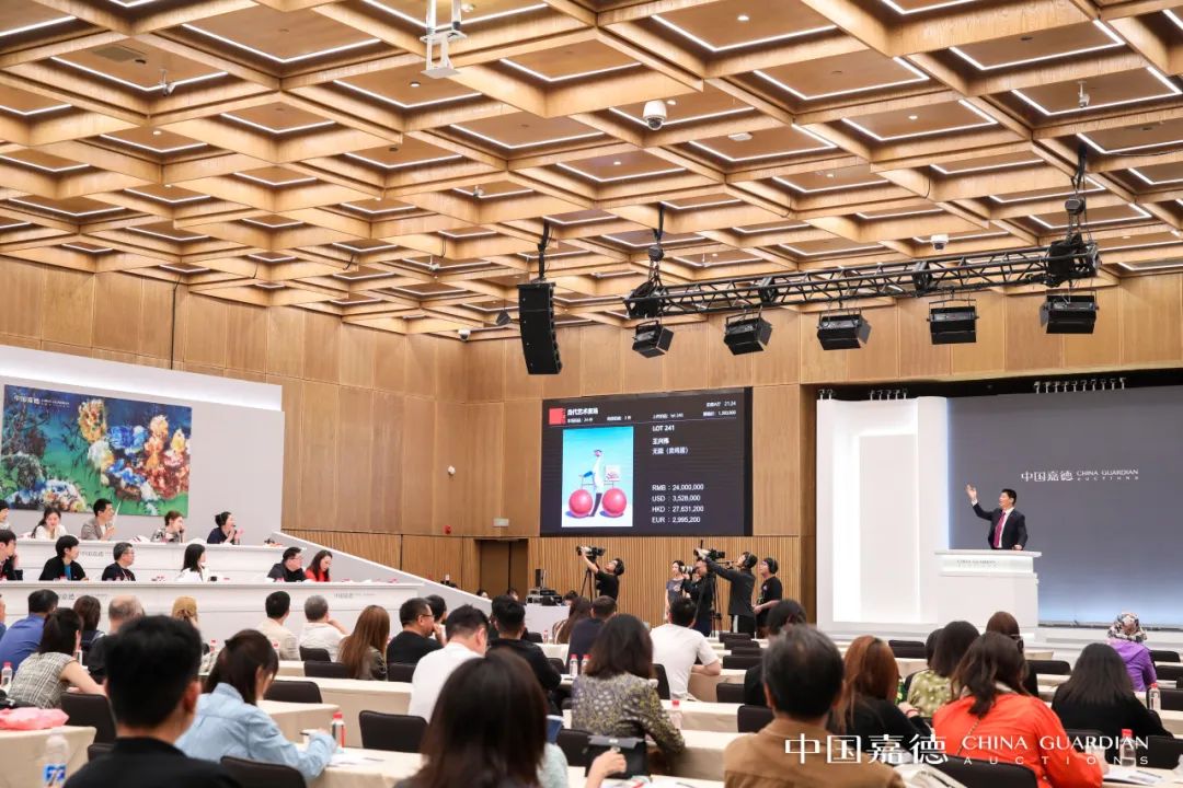 嘉德2026春拍“当代艺术夜场”拍卖现场