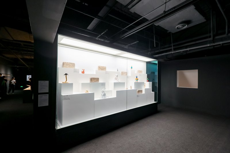 《搜物集－雕塑》，苗晶，2025-2026年，树脂、石膏、石、丙烯、金箔、漆，尺寸可变
