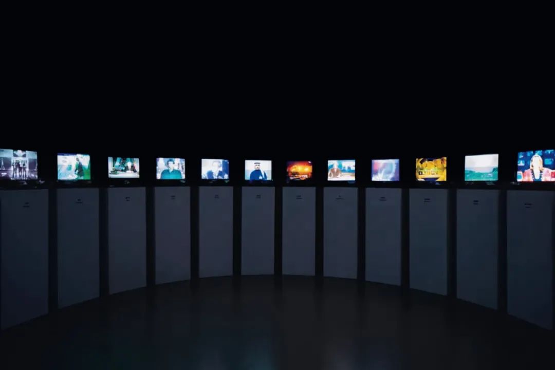 张培力《同时播出》 2000年 26视频 26画面录像 装置 3/3 11分33秒至64分03秒