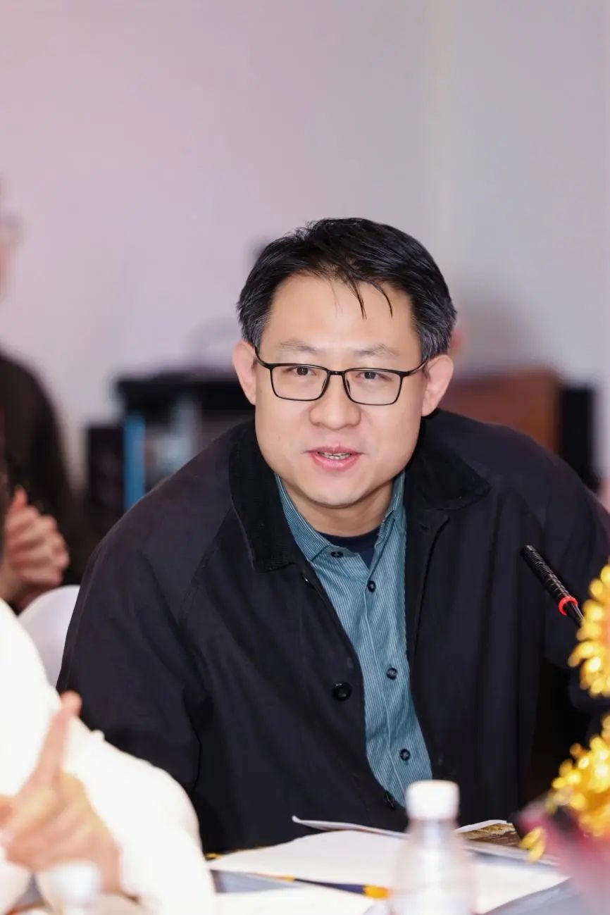 艺术中国主编、资深艺术媒体人、青年艺术史学者、策展人许柏成在研讨会现场