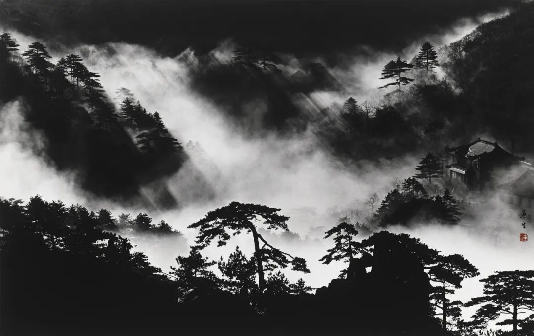 汪芜生，《黄山 W49》，明胶银盐，1984。图片提供 艺术家&三影堂+3画廊