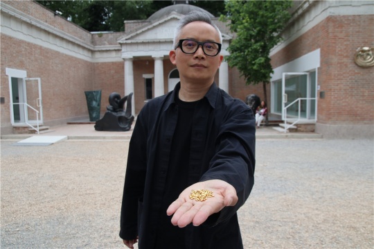 威尼斯双年展 烨炘携行为艺术作品《Art or Gold?》现场
