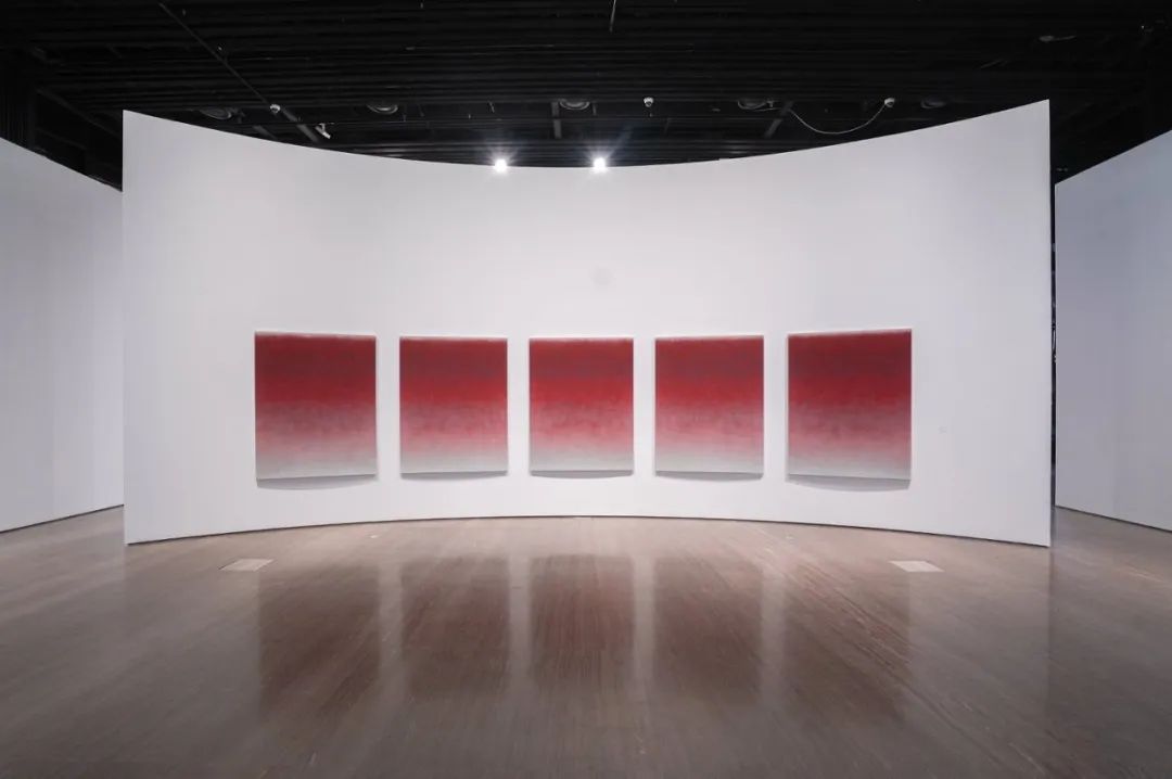二层展厅 无题-作品12155-2526 画布,丙烯 180x700cm(五联,每幅180x140cm,间距12.5cm) 2025-26年