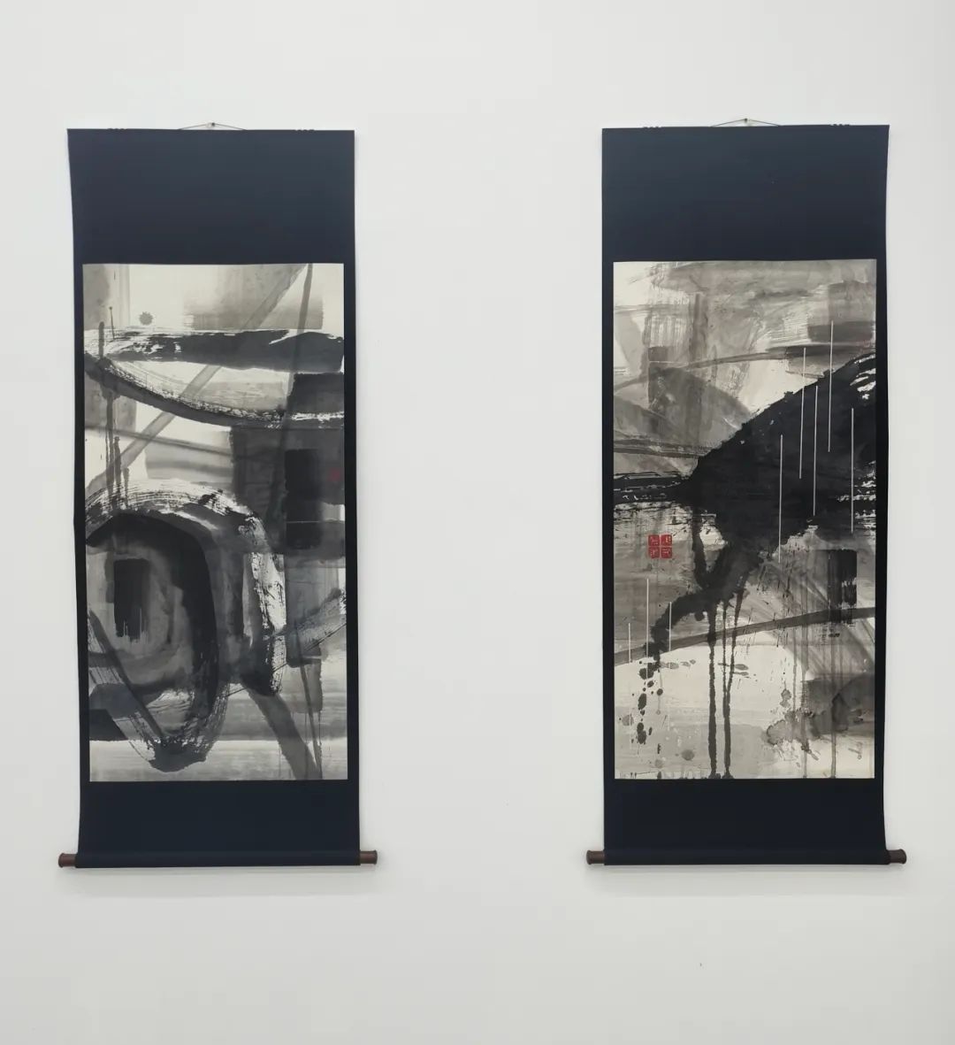 (左)沈忱 《无题 作品427-86》 水墨、宣纸 136×68厘米 1986