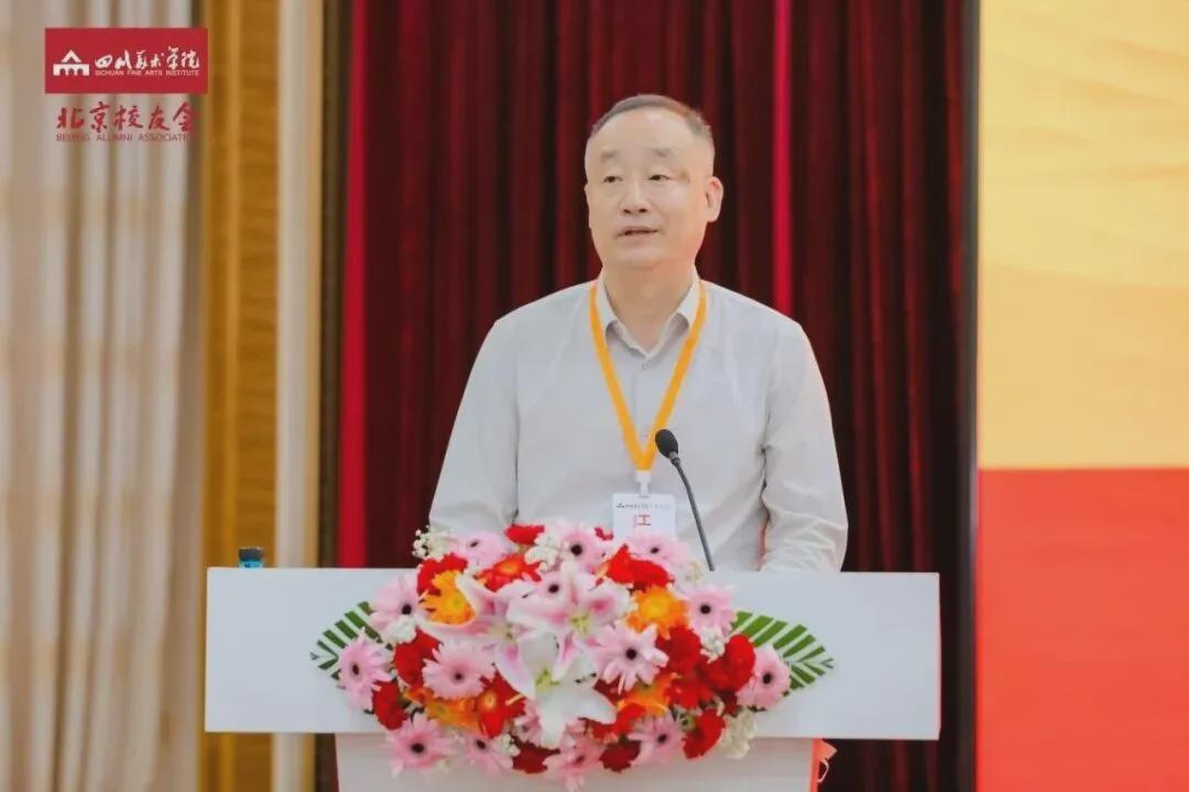张庆华校友宣读《北京校友会章程》和《理事会管理办法》的起草说明