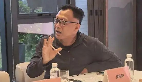 贵州师范学院教授、贵州省工艺美术协会副会长---黄向阳