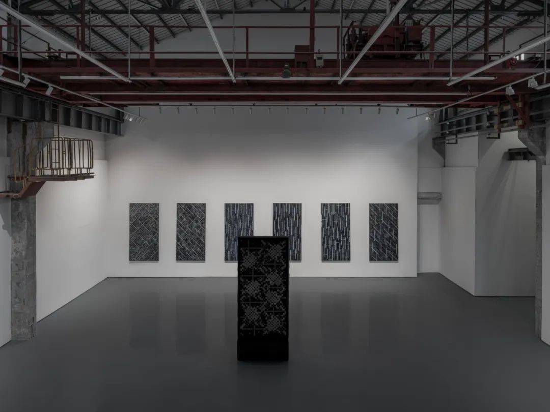 丁乙工作室中的《十示》系列新作，