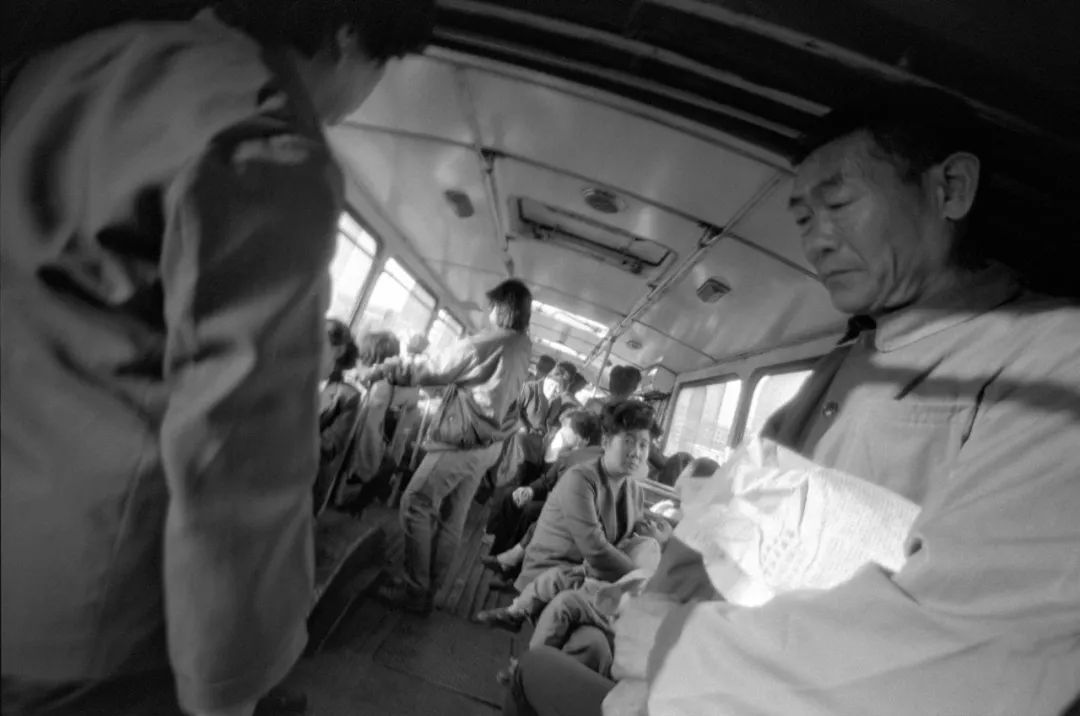 莫毅，《摇荡的车厢》（Tossing Bus），1989