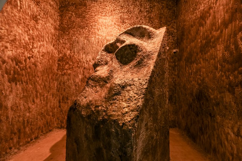 《沙的去向》，冯瀚玉，2026，蜡、沙、玻璃钢，300&times;150&times;150cm