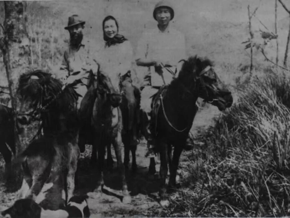 司徒乔夫妇五省考察留影 左司徒乔,中冯伊湄,右谢文祝,1946年摄
