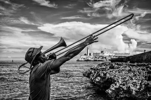 路易斯·卡萨德瓦尔，《Musician at the Malecon》，2019。图片提供：艺术家