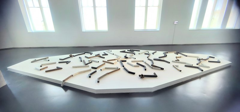 丁设 《醒》 金属管装置 330×700cm 2026