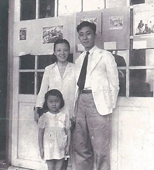 ▲黄新波一家在宇宙俱乐部人间画会展场,1947年
