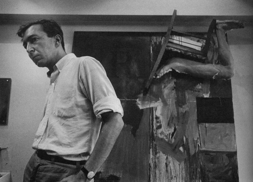 贾斯珀·琼斯与作品《守望者》(1964)在东京,约1964年6月摄影|Kunitoshi Matsuzaki艺术作品来自贾斯珀·琼斯 © 2026年 贾斯珀·琼斯_纽约艺术家版权协会(ARS)