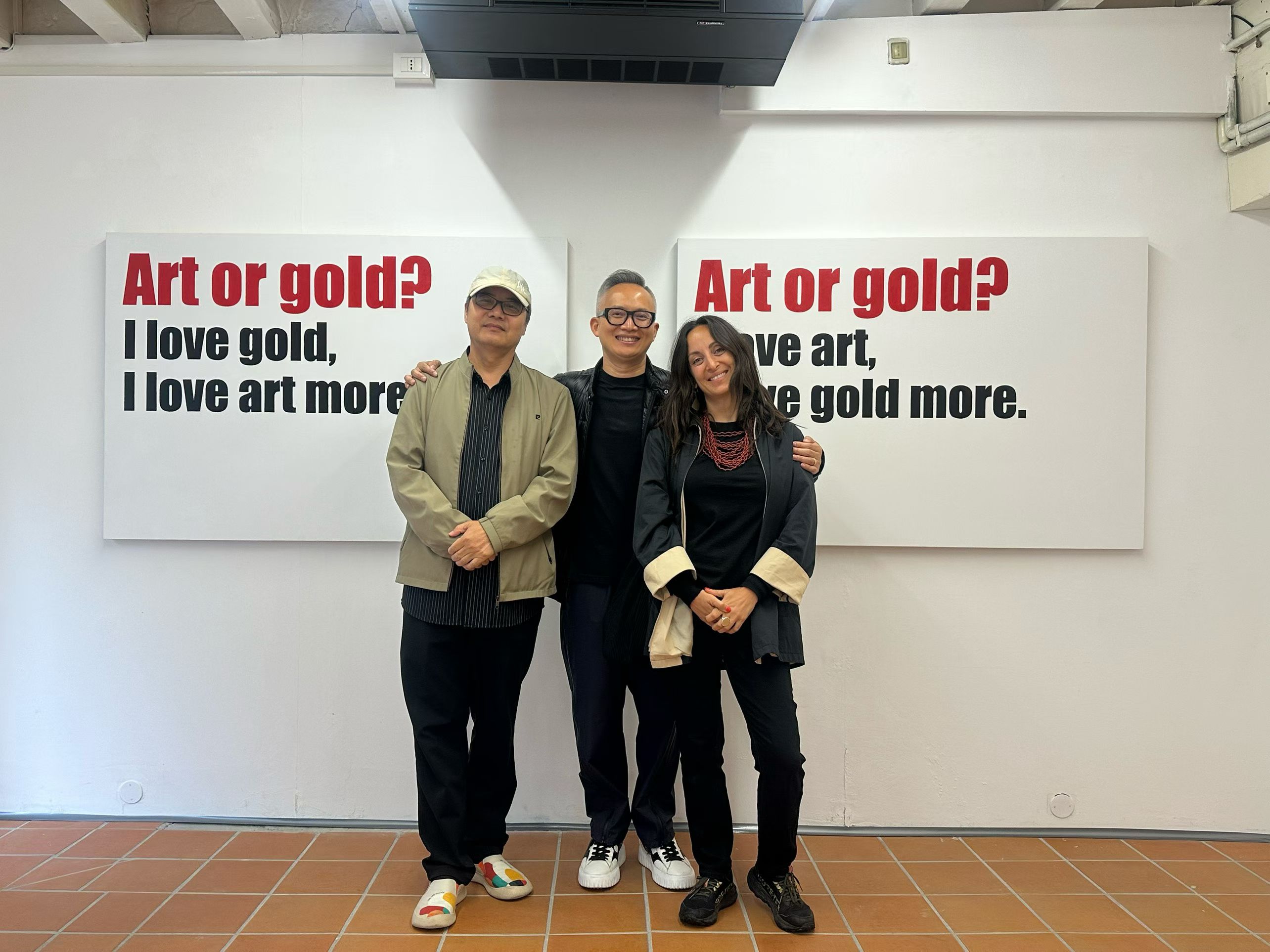 《艺术还是黄金?》策展人王春辰(左一)、艺术家杨烨炘(中)合影