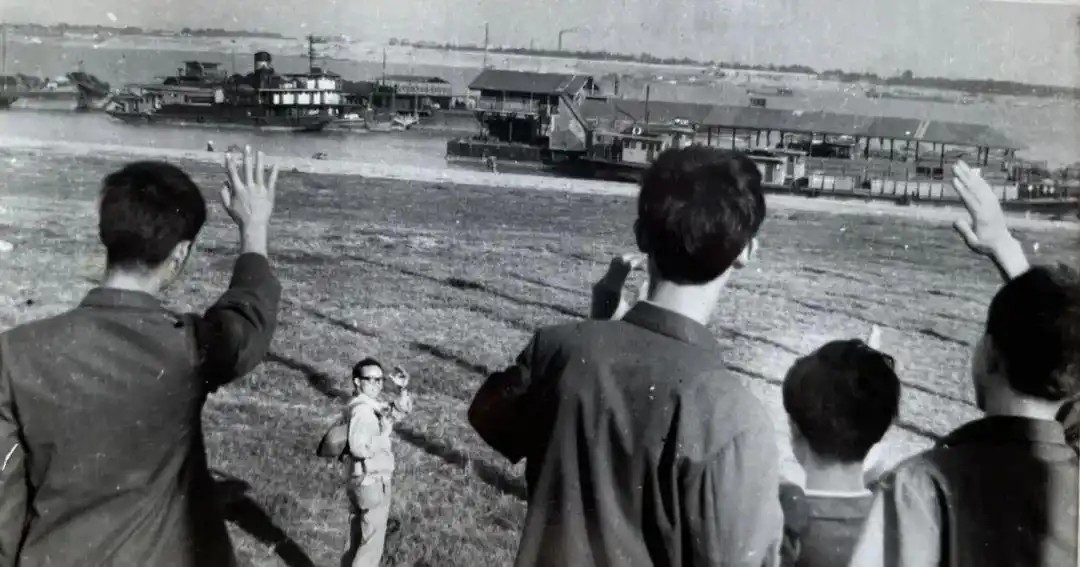 送别，1978年摄于汉口，背影为送行的学生，远处为徐芒耀