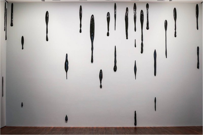 刘建华 《迹象》 瓷(黑色釉面陶瓷) 尺寸可变 2011 艺术品由北京公社及艺术家提供