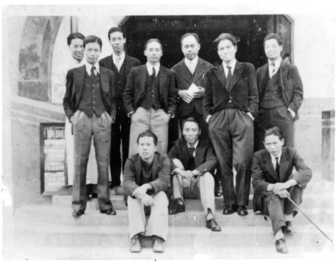 决澜社画家合影,1932 前左起梁锡鸿、张弦、段平右 后左起庞薰琹、杨秋人、阳太阳、倪贻德、王济远、周多、李仲生