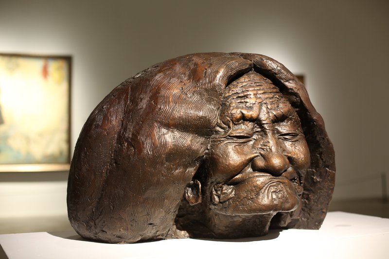 陈妍音 《老妪》 铜 60×75×54cm 1989 上海油画雕塑院藏