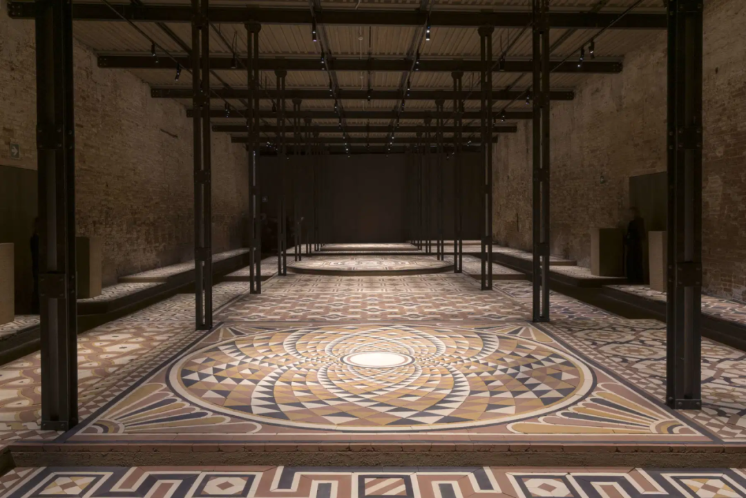 2026威尼斯双年展沙特馆,安东;策展人妮娅・卡弗(Antonia Carver);艺术家:达纳・阿瓦塔尼(Dana Awartani)《May your tears never dry, you who weep over stones》(愿你为石头哭泣时,泪水永不干涸)