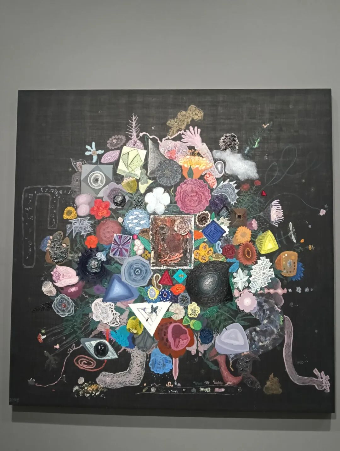 欧阳春,臭哄哄暗哑的精灵,2022,布面油彩,纸,色粉笔 200×200 cm,摄影:丁晓洁