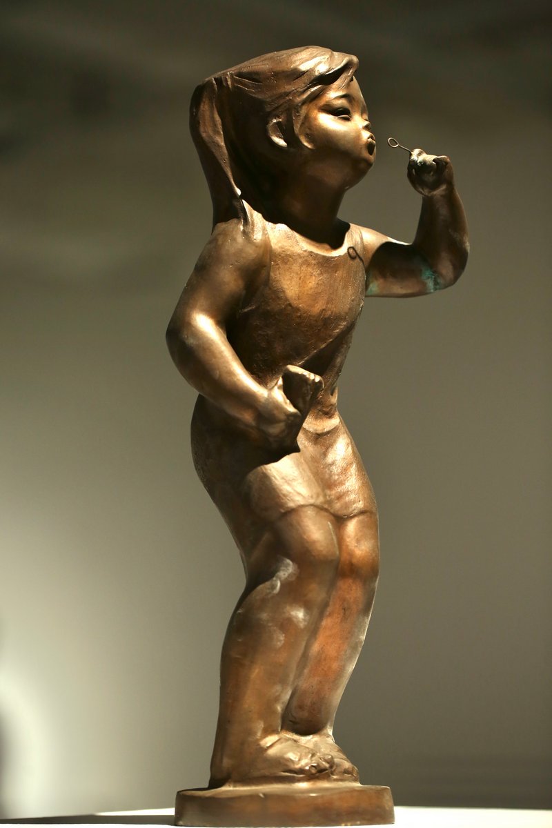 吴慧明 《五光十色》 铜 15×19×46cm 1983 上海油画雕塑院藏