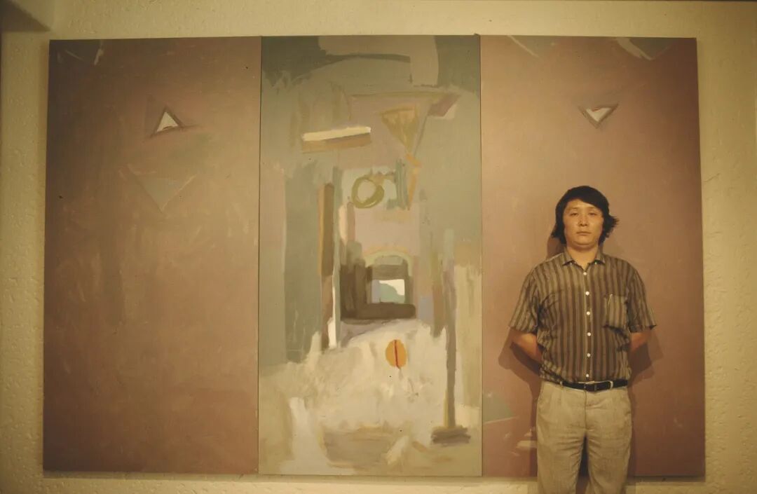 王川于丙烯三联作品前，摄于1989年深圳