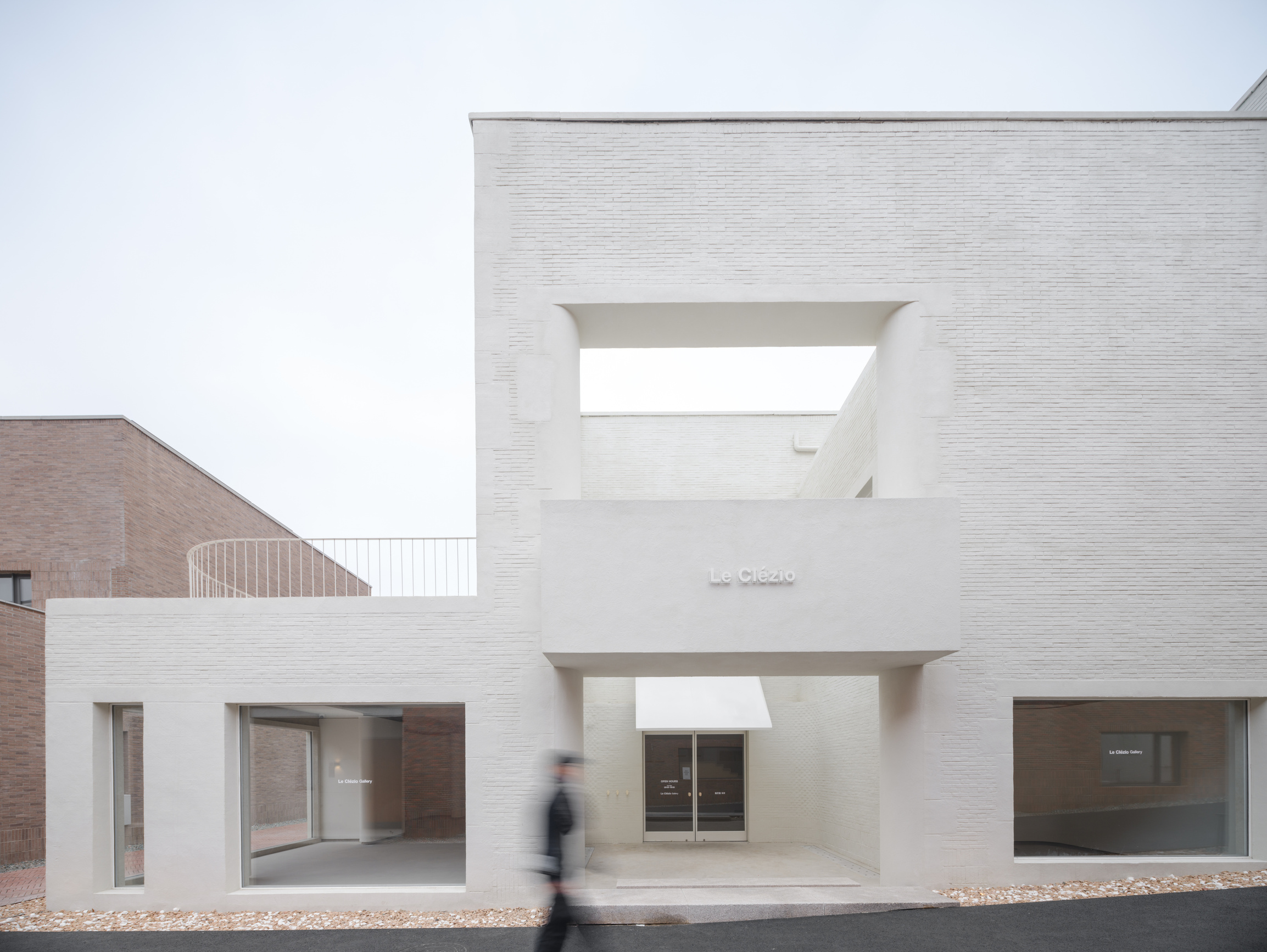 View of the facade de Le Cl&eacute;zio Gallery (Aranya JinShanLing, China). Photo: Zhang Hui &copy; Le Cl&eacute;zio Gallery.