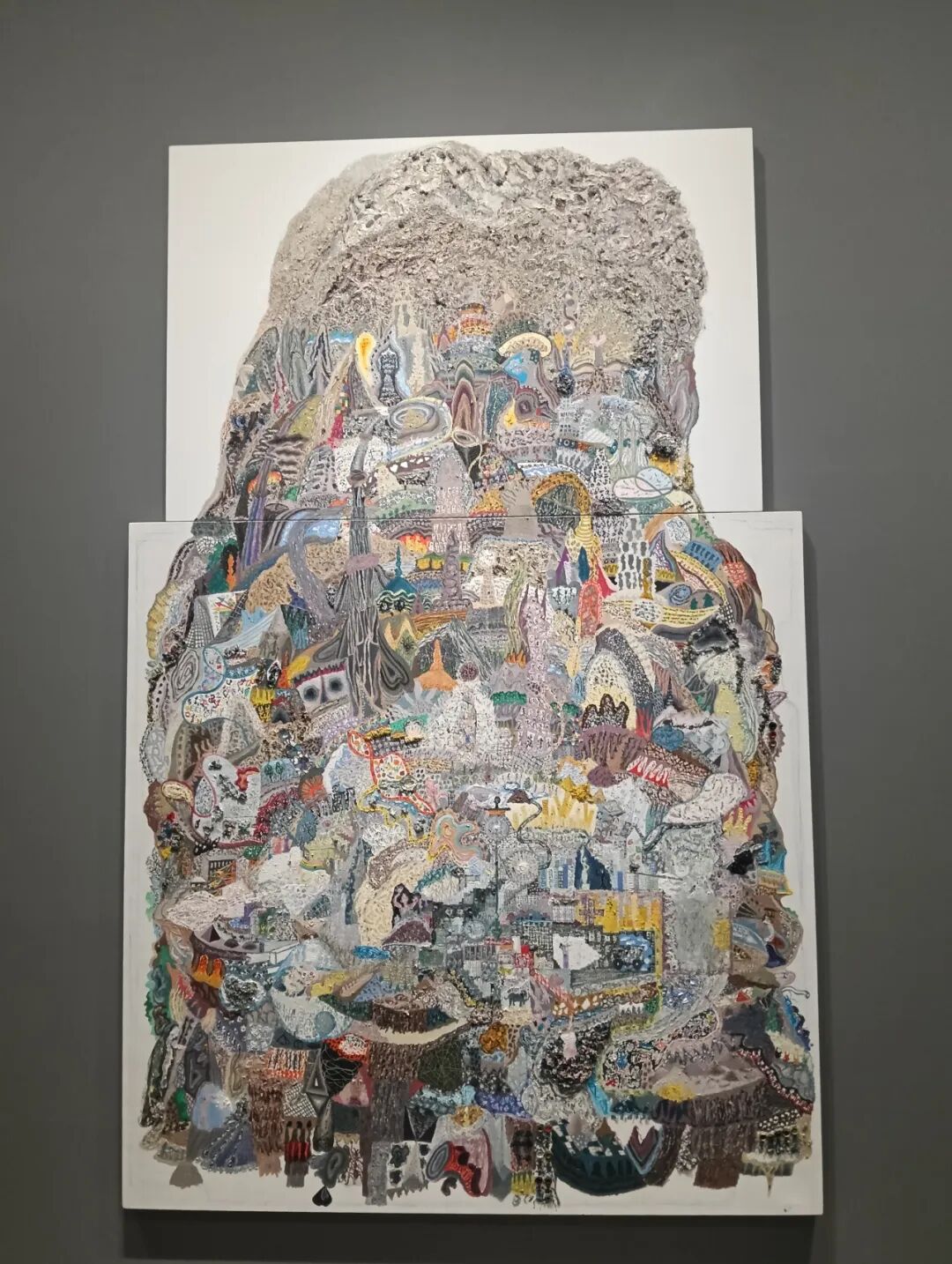 欧阳春,蚁冢 ,2021,布面油彩,油画棒,现成品 ,不规则双联画,上:105×160 cm,下:180×180 cm,整体尺寸: 285×180 cm,摄影:丁晓洁
