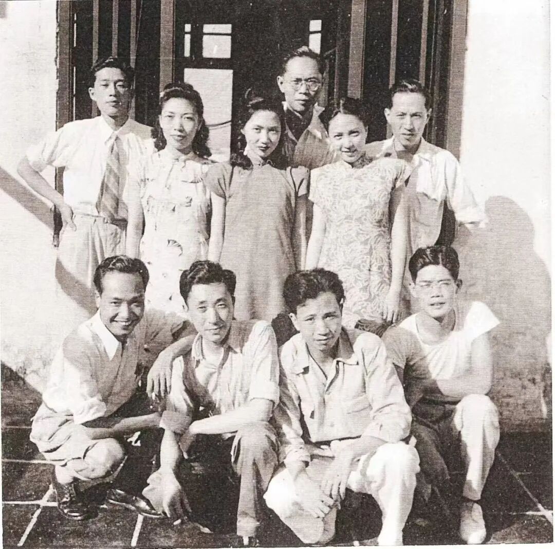 ▲人间同人(文学、美术)合影 1947年于香港旧藏照片,黄新波个人档案藏 后排左起:梁永泰、老慕端、陈实、金帆、杨静、陆无涯 前排左起:陈雨田、黄新波、华嘉、陈宝昌