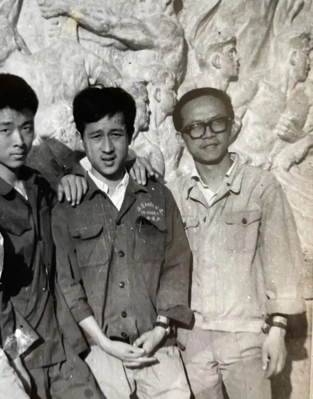 1978年摄于汉口滨江公园 左为蓝颖，中为鲁虹，右为徐芒耀