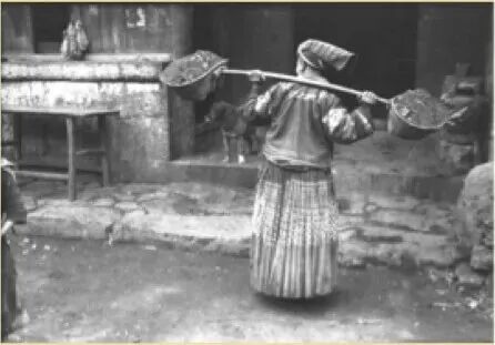 芮逸夫,“仲家妇女挑担”,1940年,贵州 台北:中研院史语所民国时期西南民族田野影像档案