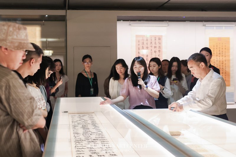 展览策展人 故宫博物院书画部馆员 赵梓汝 现场导览